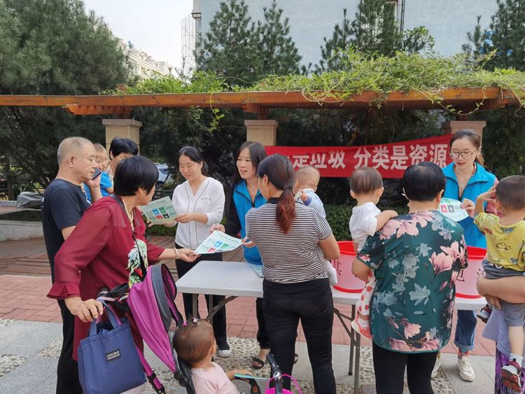 盛?；▓@社區(qū)組織開展“亂放是垃圾，分類是資源”垃圾分類宣傳主題活動